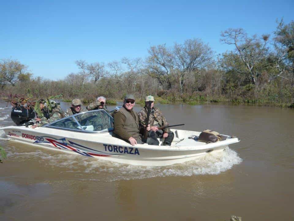 Grupo de cazadores navegando en la lancha Torcaza hacia los puestos