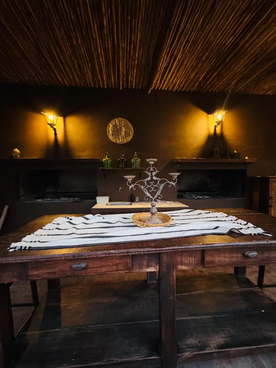 Parrilla de ladrillo con mesa de madera y apliques encendidos