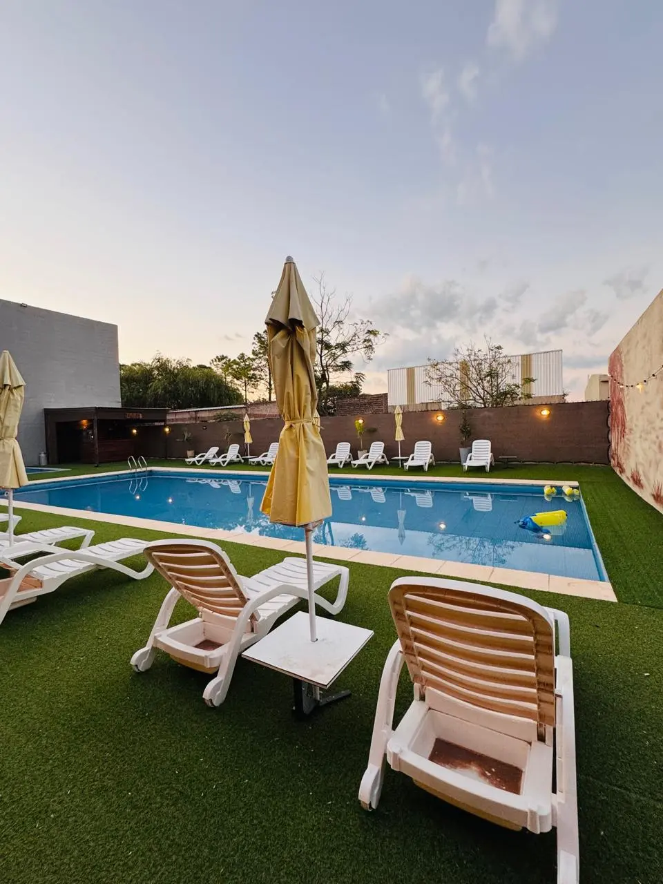 Piscina rodeada de reposeras y sombrillas